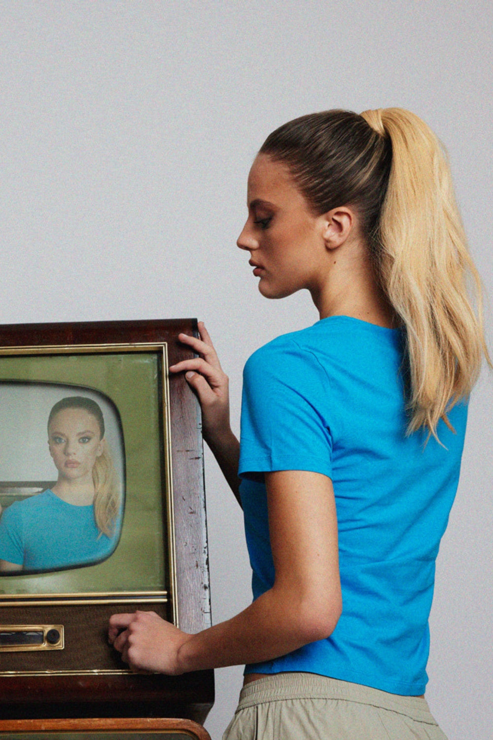 BHBD Hårband i en ljus blond färg, 100% äkta Remy hår. Kan användas som clip-on, halo eller ponytail, 40 cm.